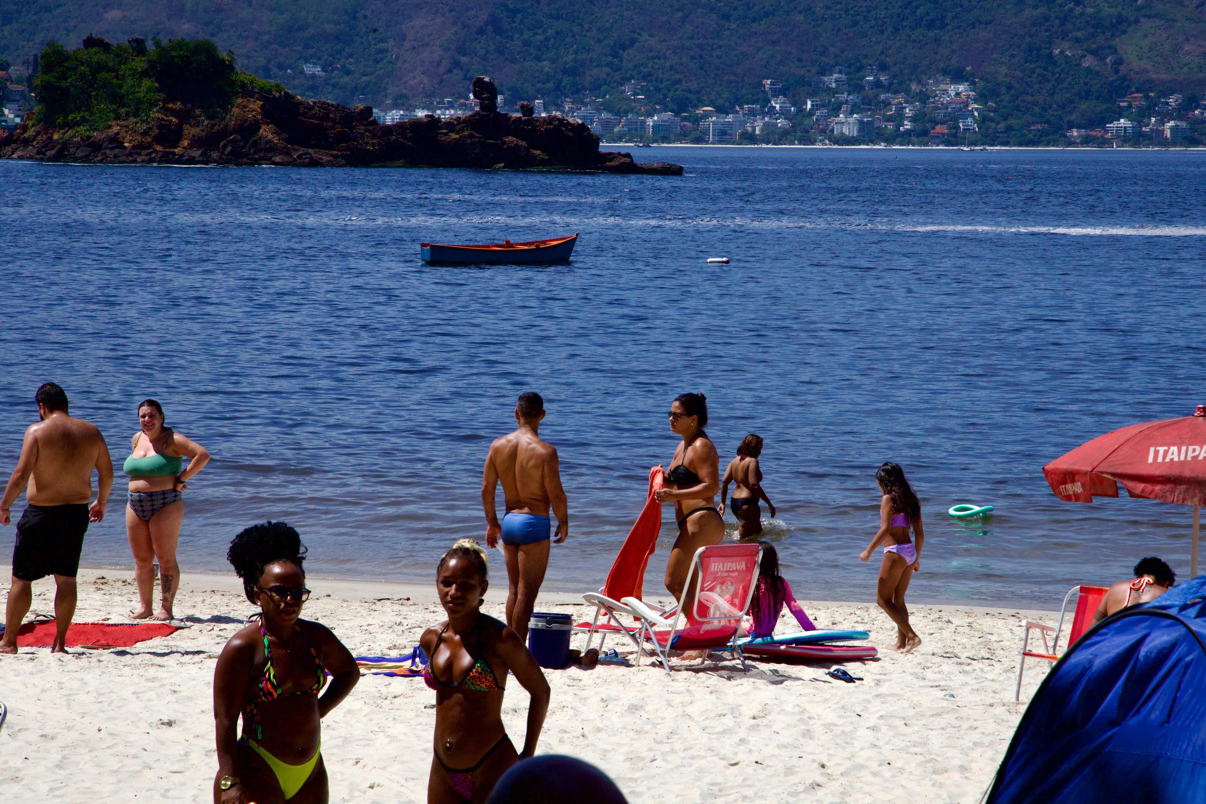 Outono chega com calor e atrai niteroienses à praia