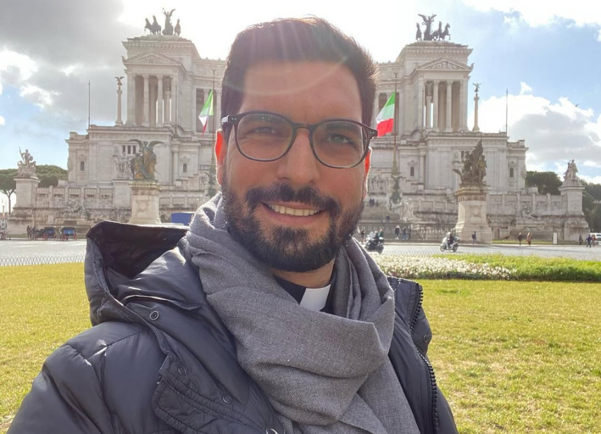 Padre brasileiro bonitão rouba a cena no Vaticano e bomba na web; vídeo
