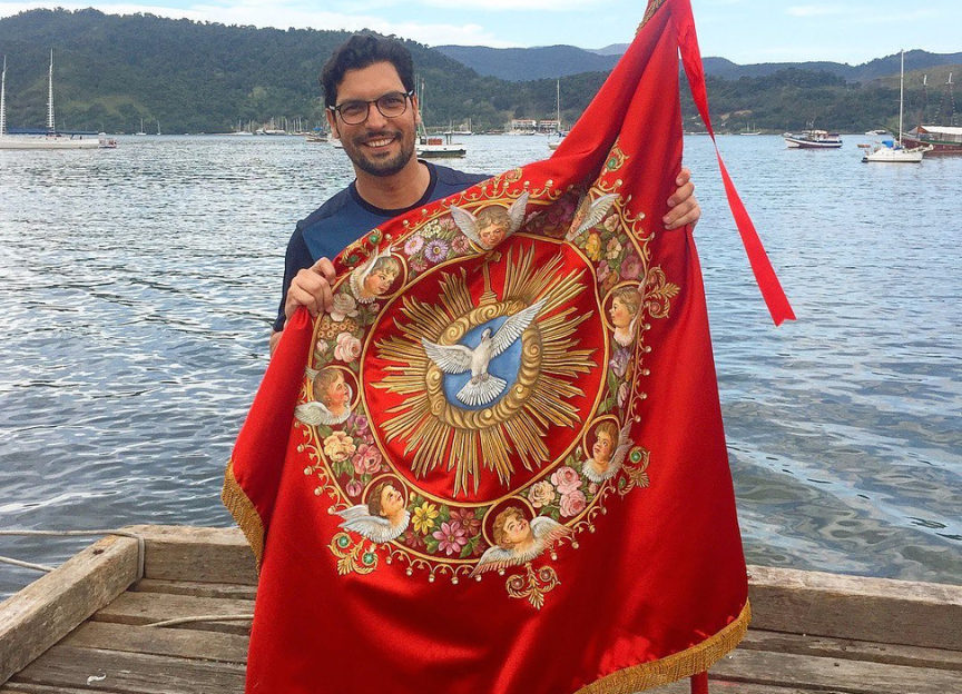 Padre brasileiro bonitão rouba a cena no Vaticano e bomba na web; vídeo