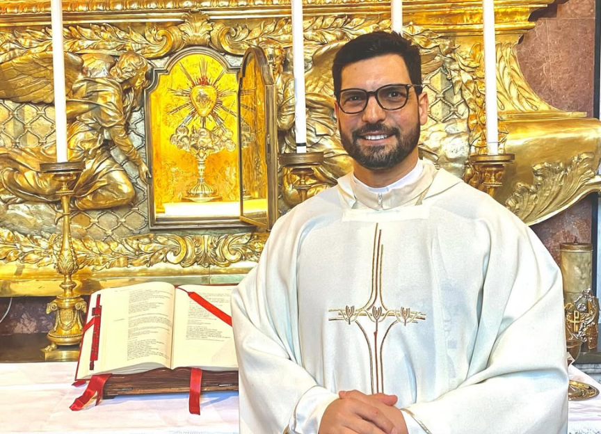 Padre brasileiro bonitão rouba a cena no Vaticano e bomba na web; vídeo