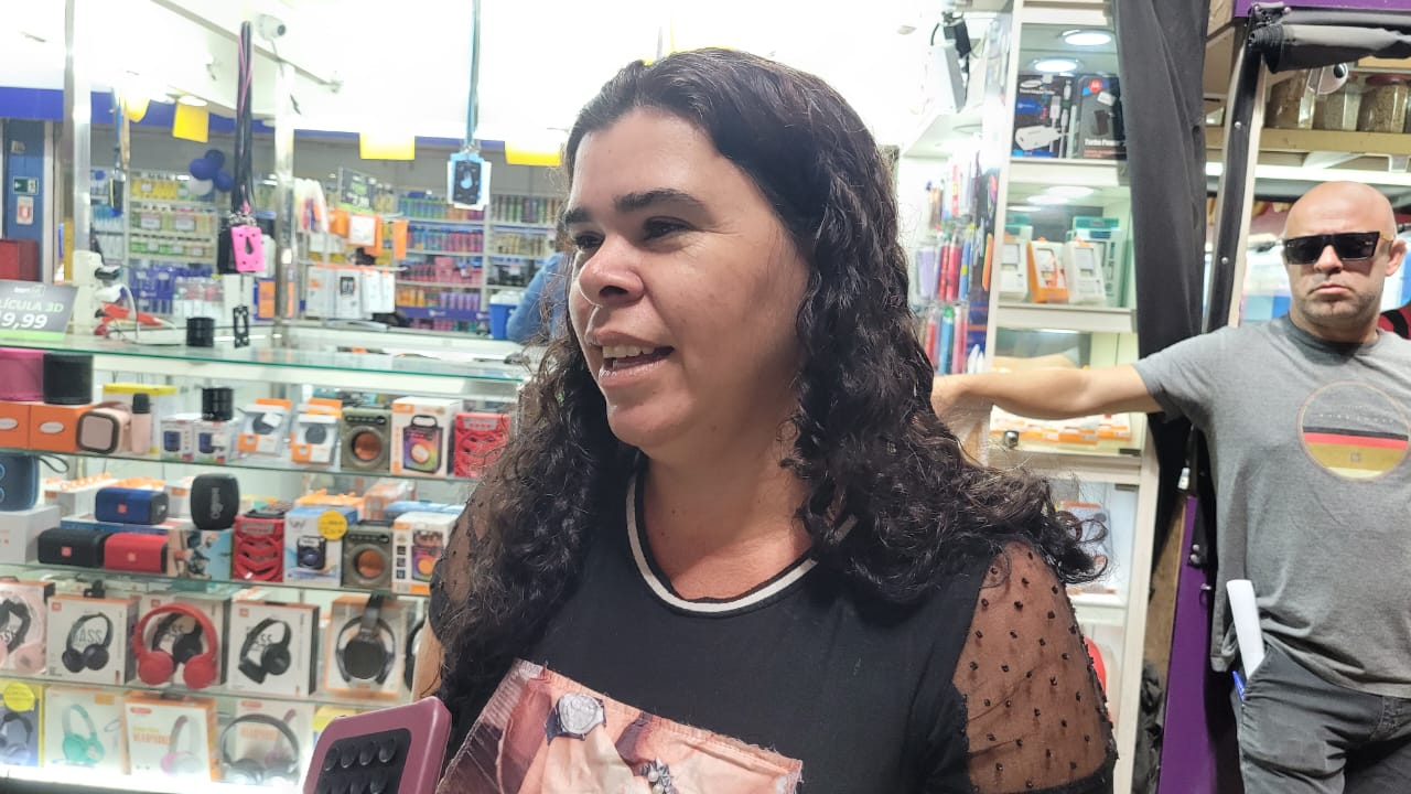 Fernanda Bernardo vai comprar os chocolates para os filhos