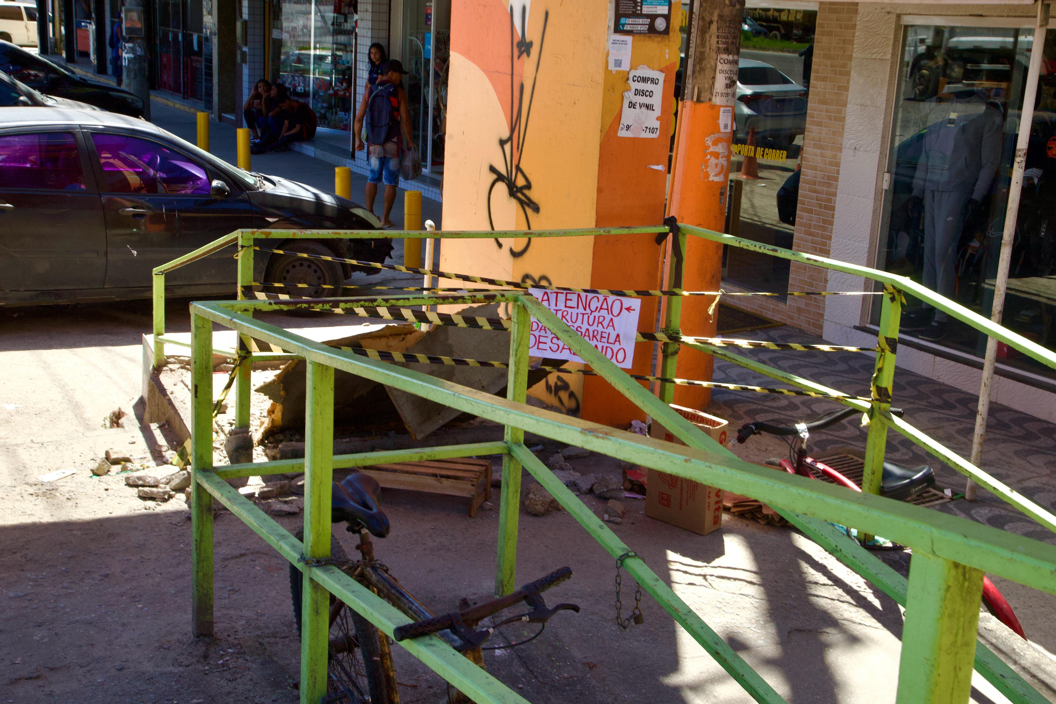 Moradores improvisaram interdição no local