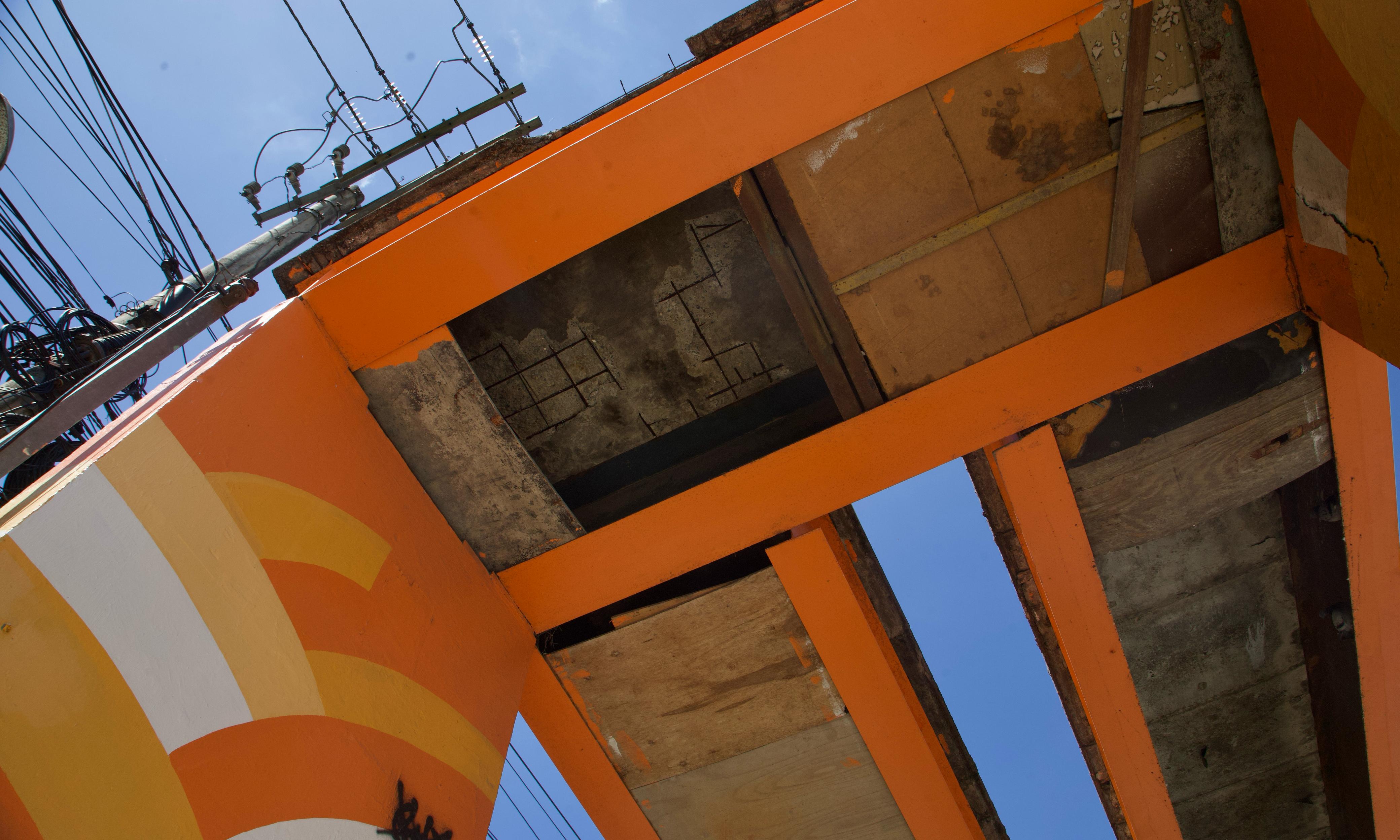 Compensados foram inseridos para evitar pombos no local