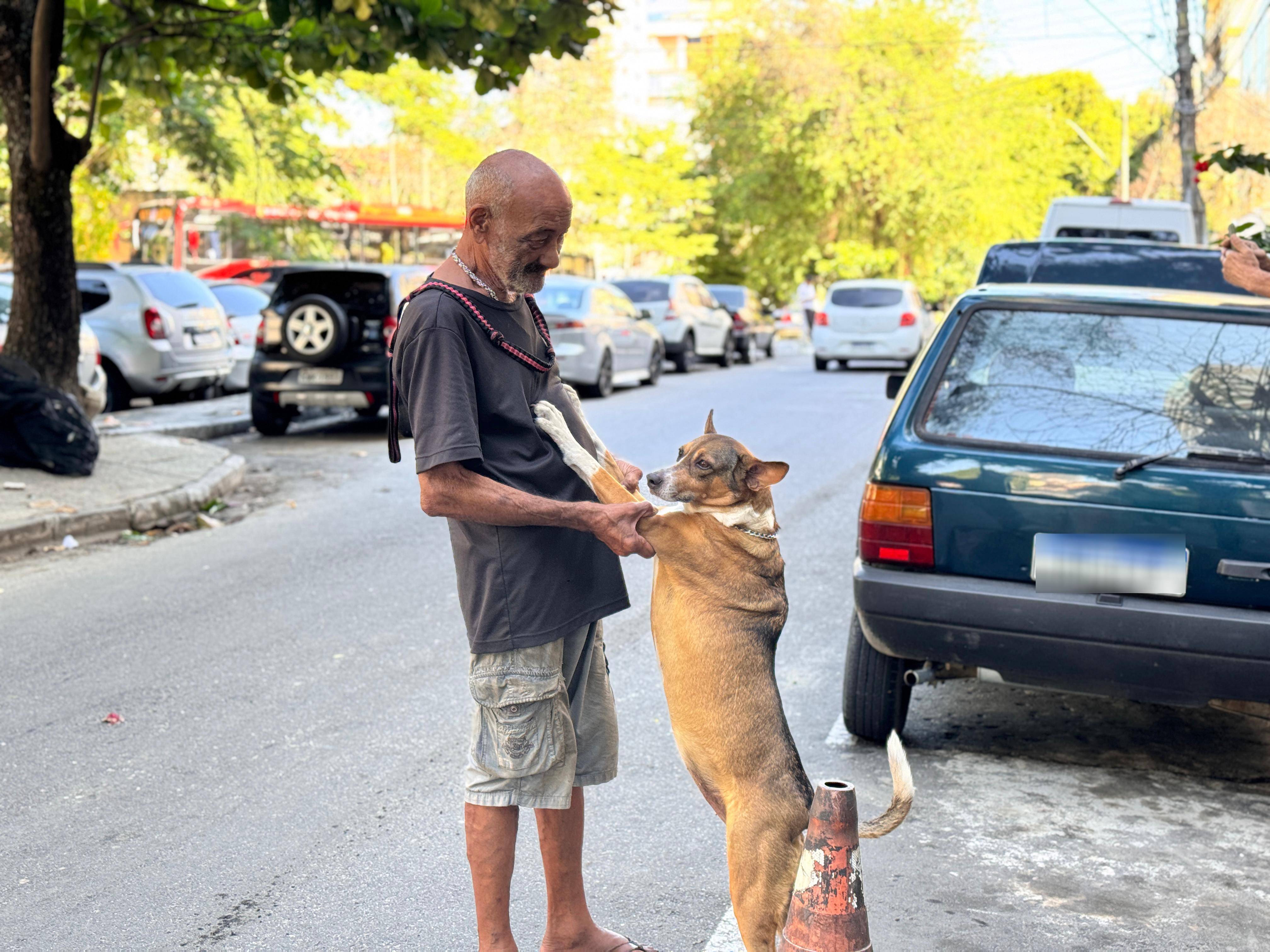 Carlos Eduardo e sua cadela Nina