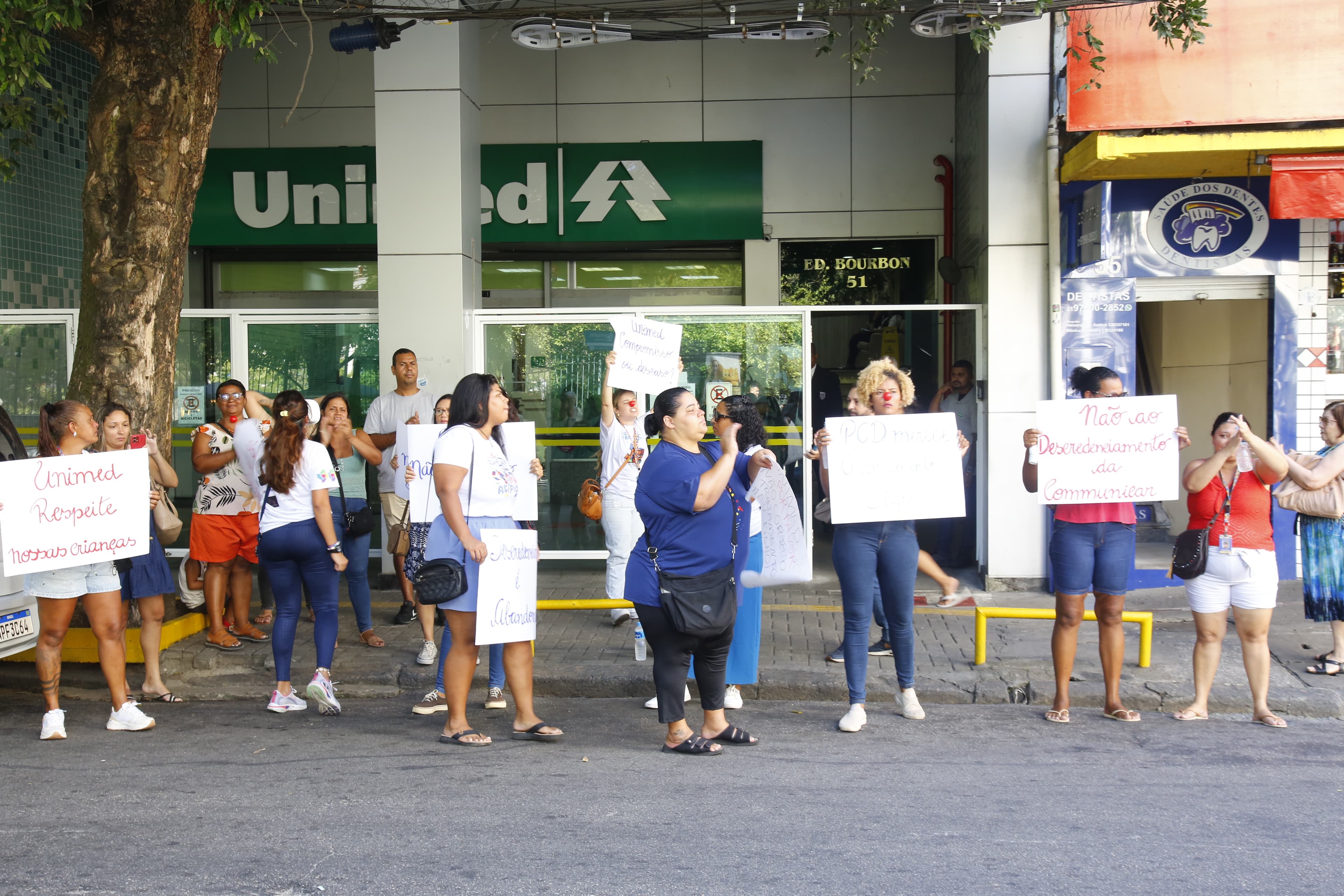 Segundo manifestantes, Unimed não aceitou contraproposta da clínica