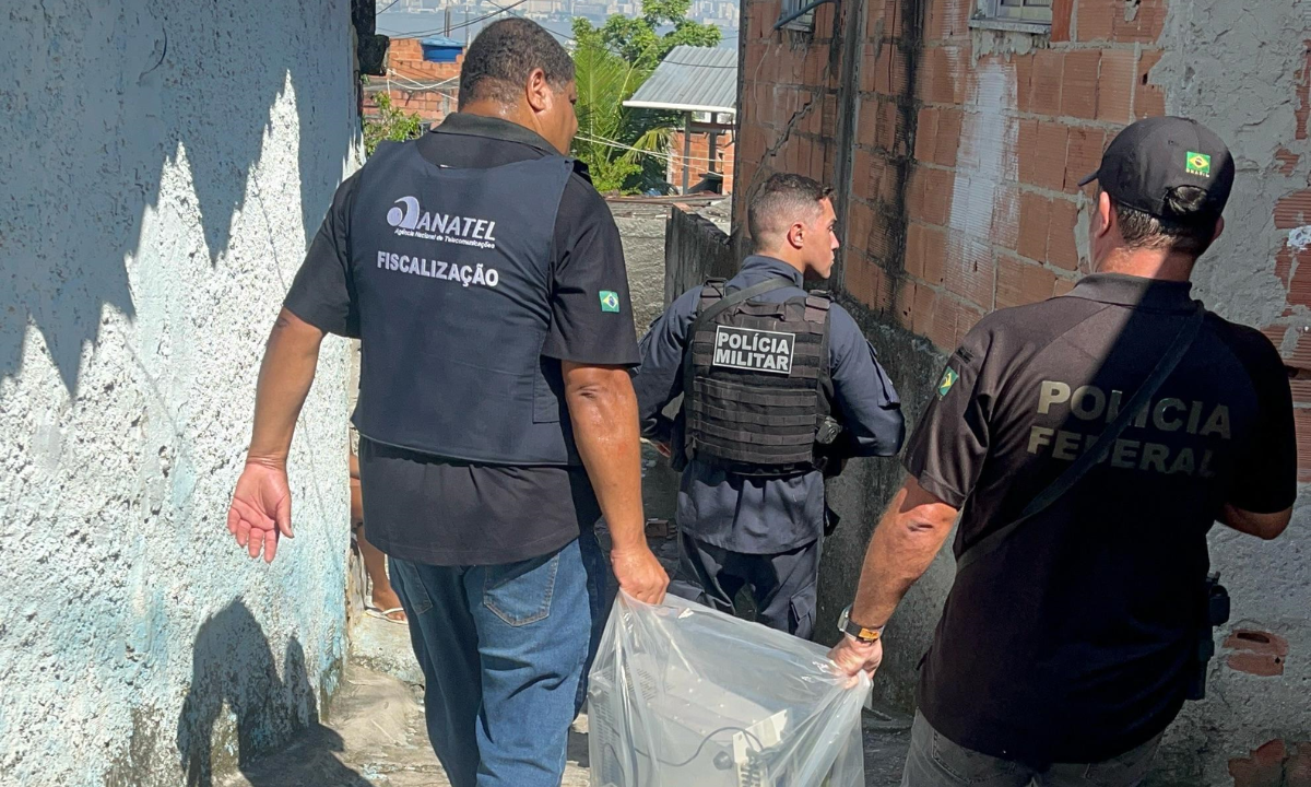 Polícia descobre estação de comunicação clandestina em morro de Niterói