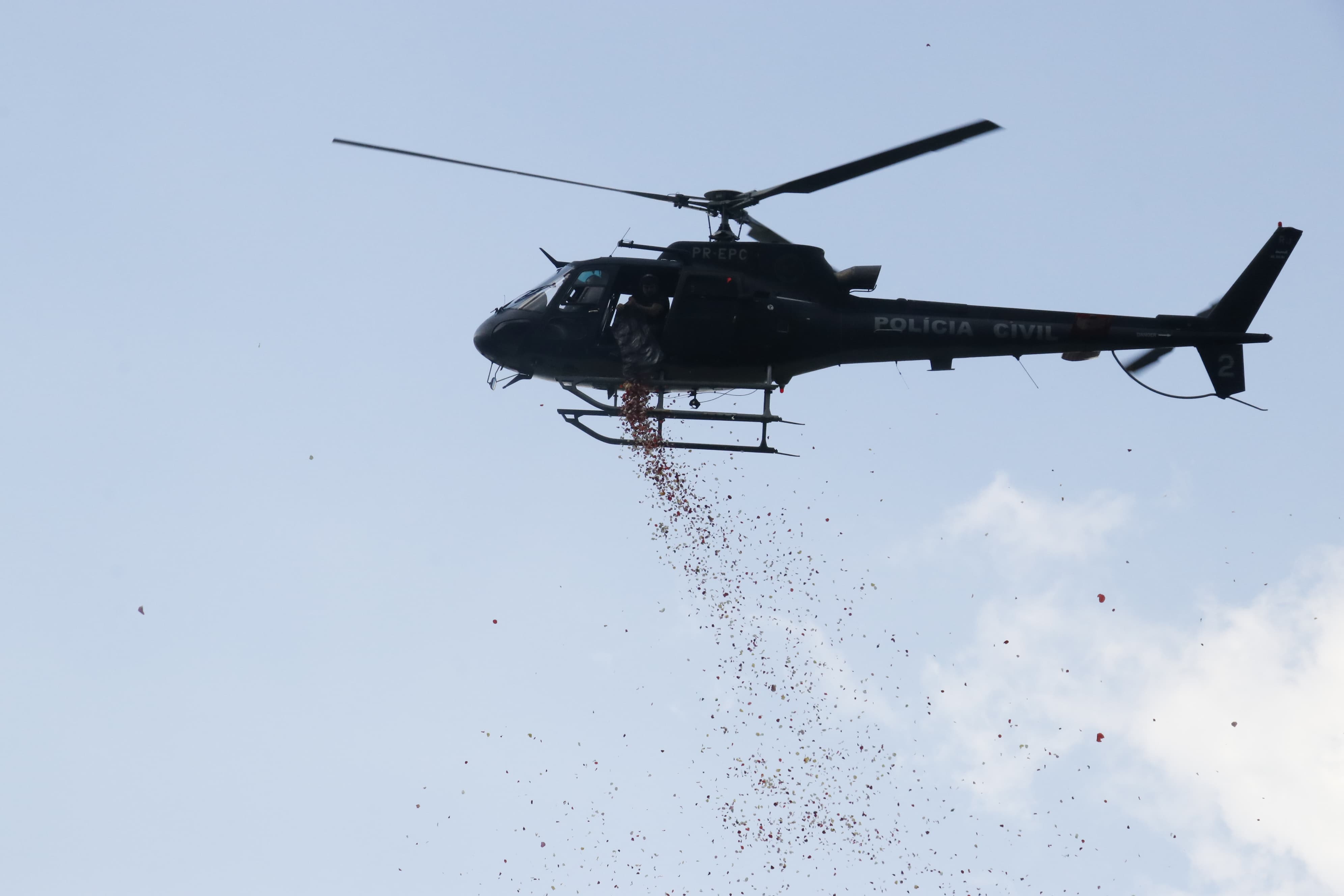 Colegas de farda fizeram última homenagem ao policial civil