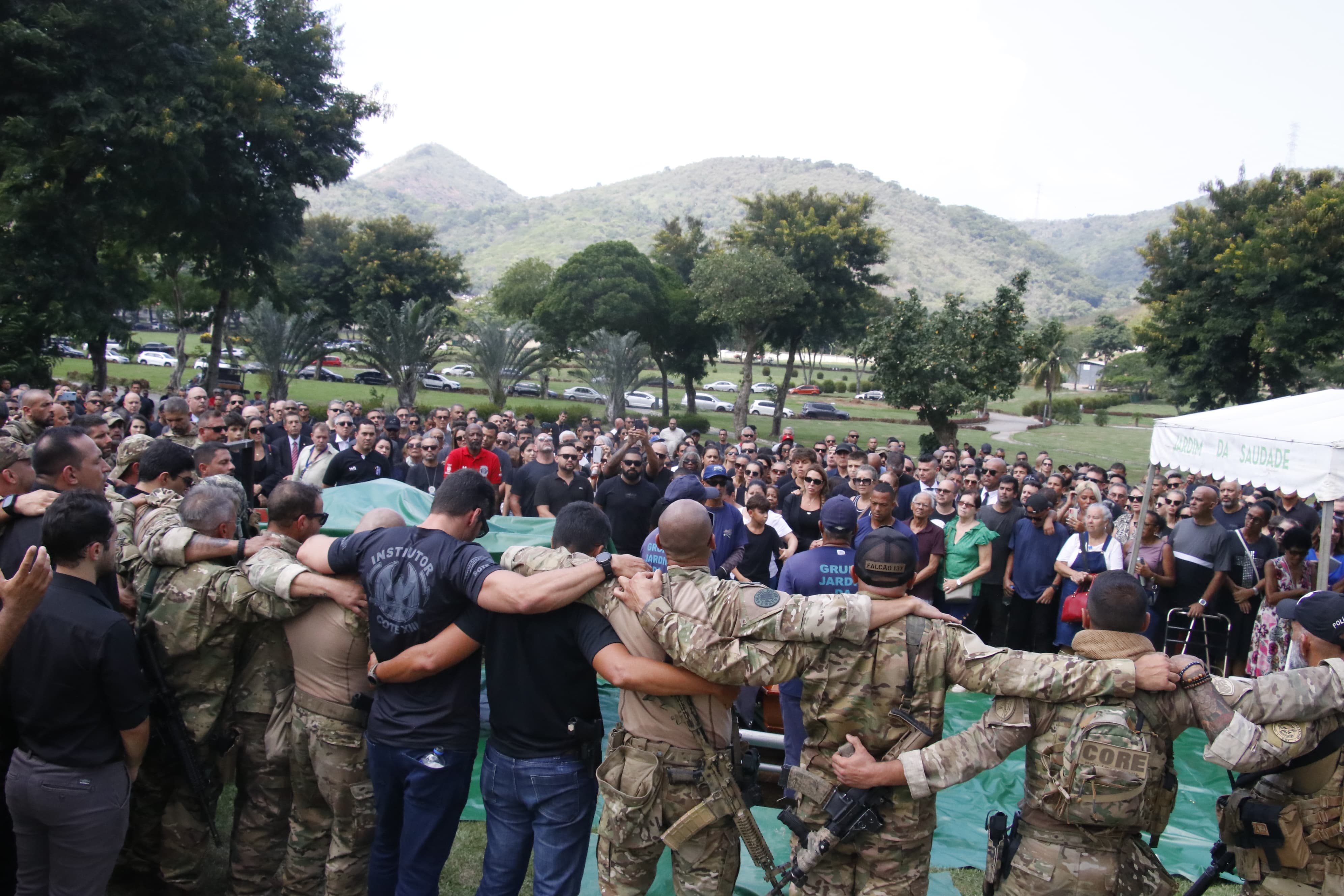 Colegas de farda fizeram última homenagem ao policial civil