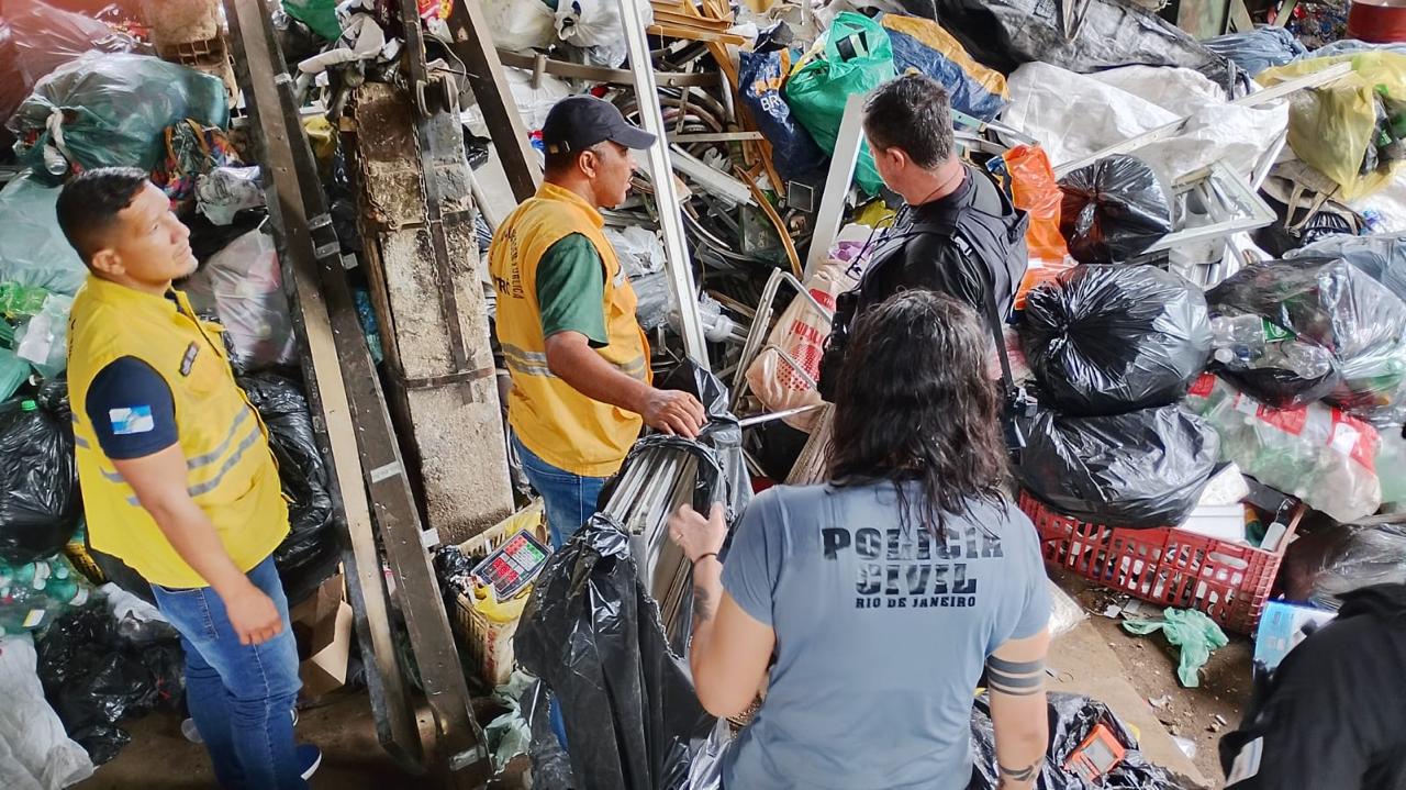 Agentes da Prefeitura de Niterói e da Polícia Civil na operação em ferros-velhos