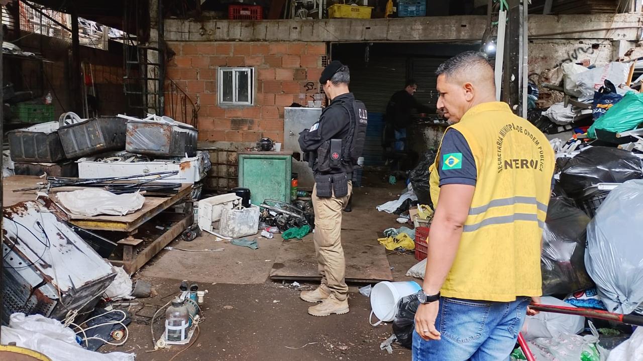 Agentes da Prefeitura de Niterói e da Polícia Civil na operação em ferros-velhos