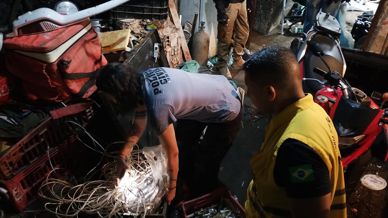 Agentes da Prefeitura de Niterói e da Polícia Civil na operação em ferros-velhos