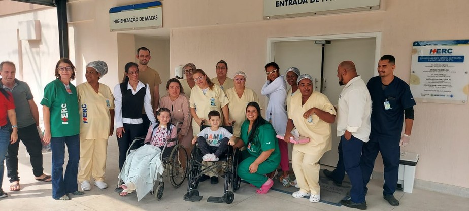 A família, juntamente com os profissionais que cuidaram deles.