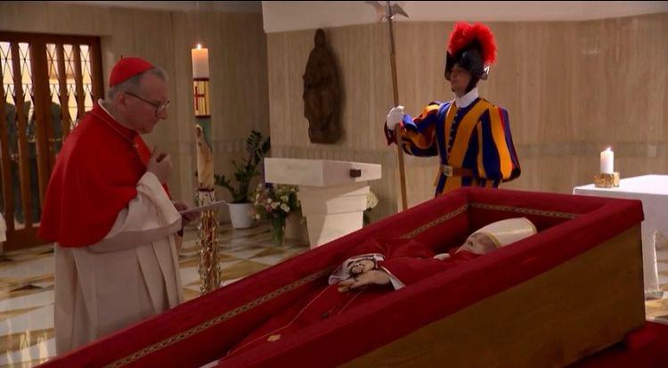 Corpo do papa Francisco no caixão de madeira na Casa Santa Marta