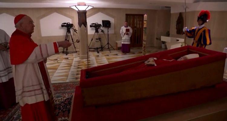 Corpo do papa Francisco no caixão de madeira na Casa Santa Marta
