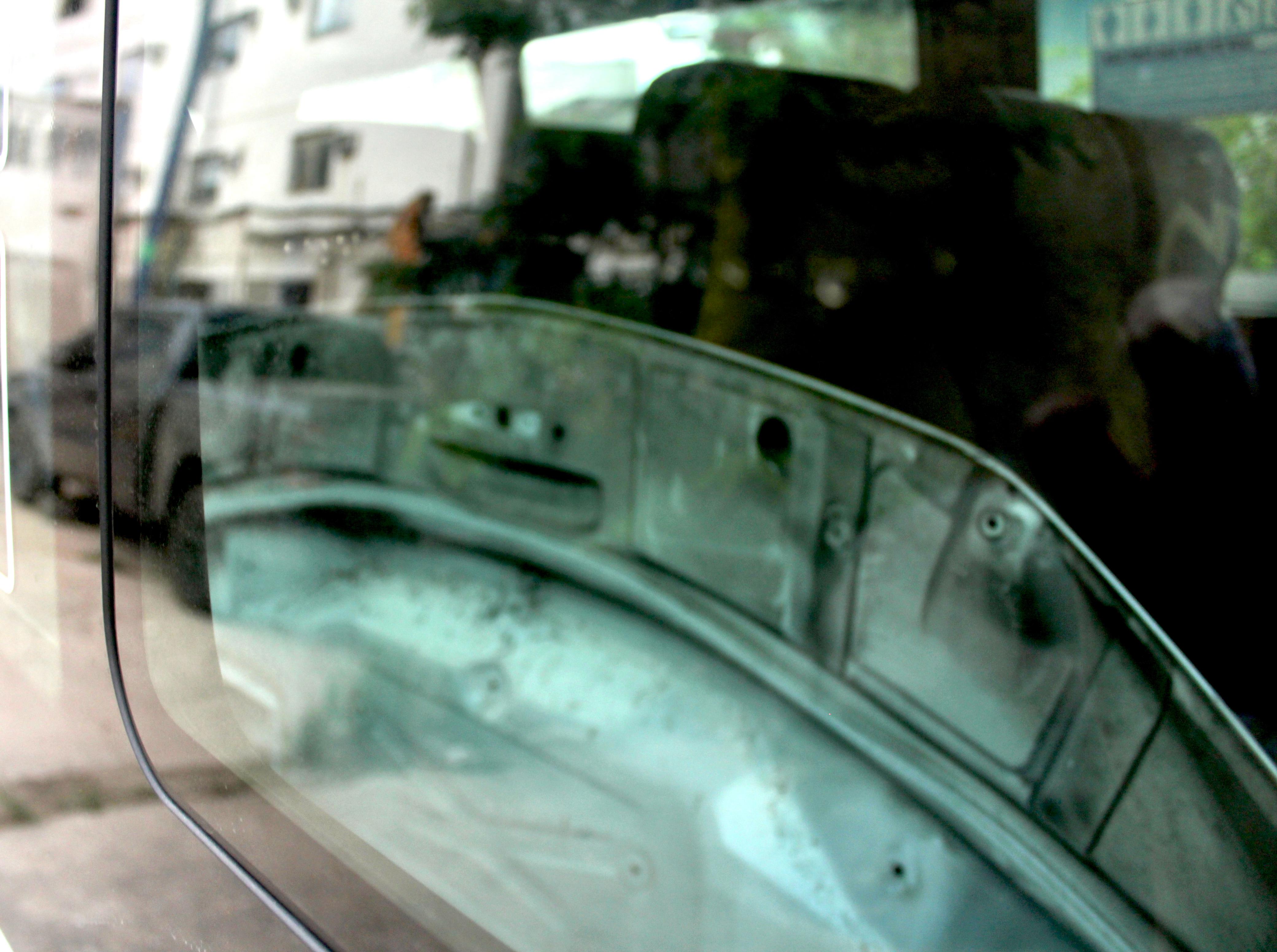 Capô da van danificada