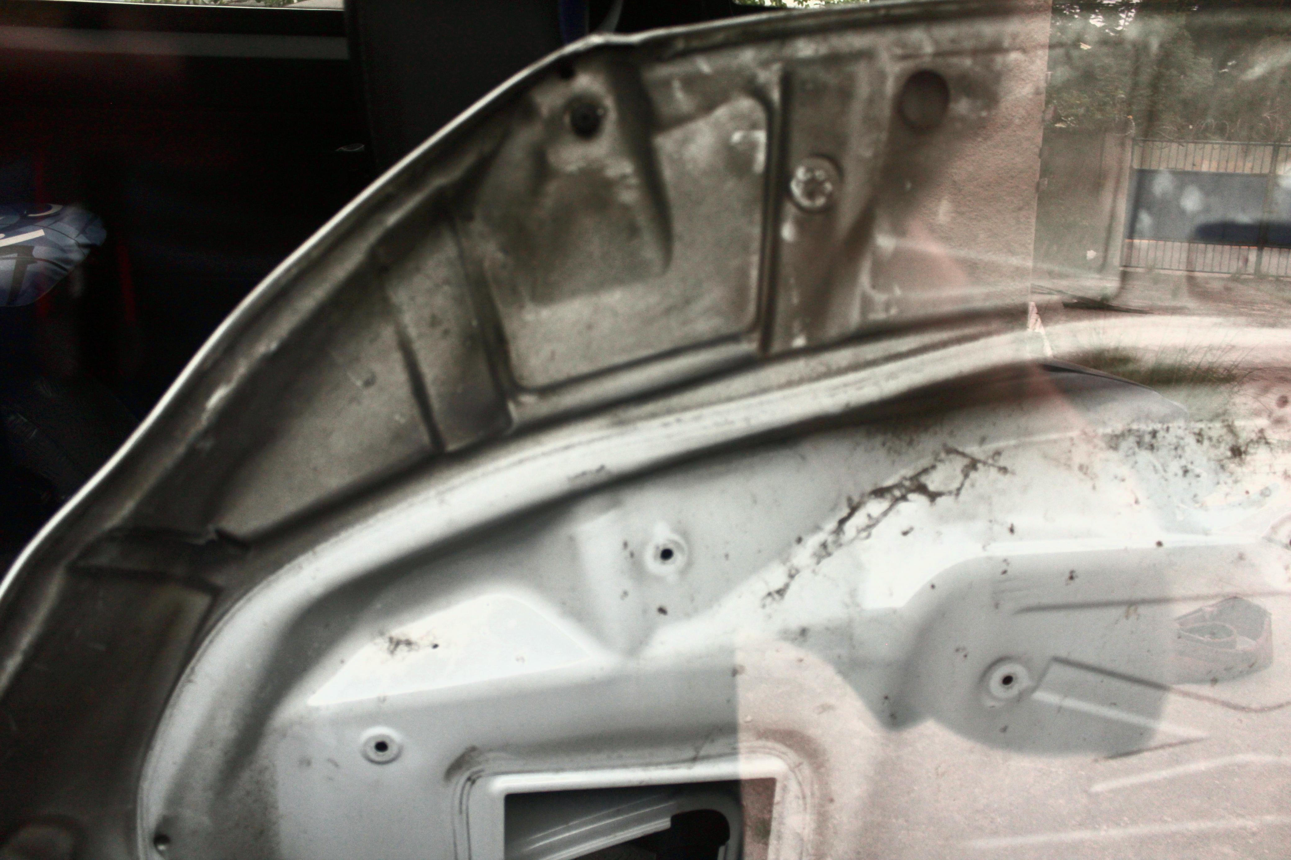 Capô da van danificada