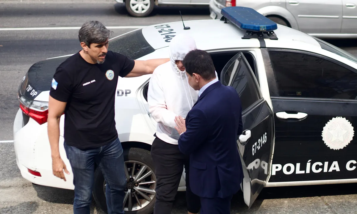 Acompanhado do advogado, Armando Marins não quis falar com a imprensa