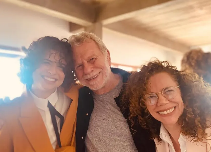 Filha de Debora Bloch se casa com cantora; veja vídeo