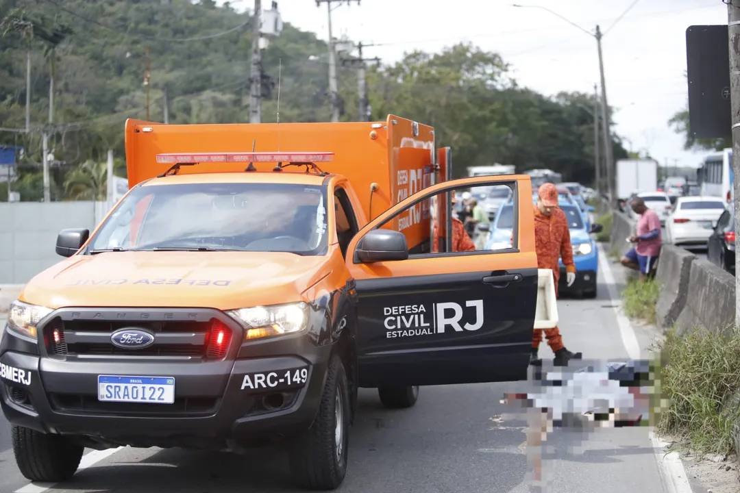 Homem morre atropelado na RJ-106, em São Gonçalo