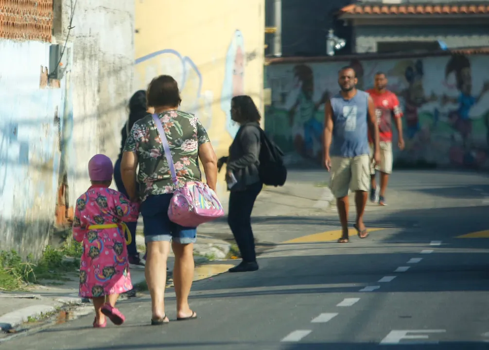Pedestres caminham pela Engenhoca após a retirada das barricadas