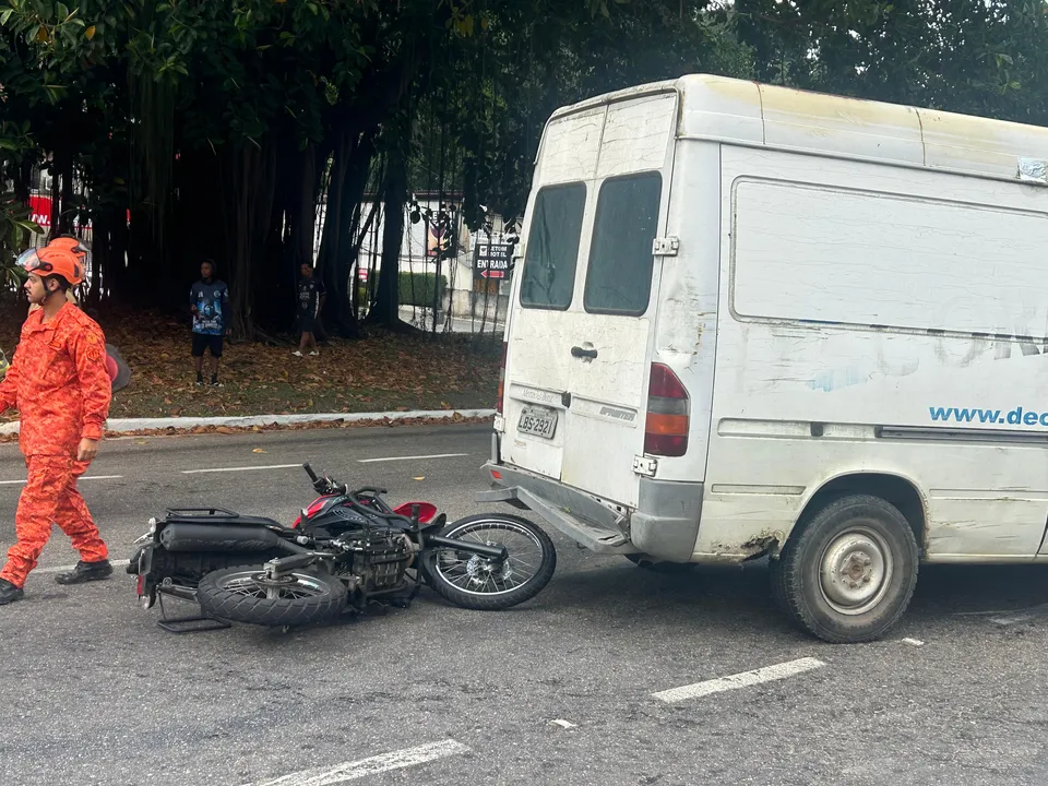 Motociclista é arremessado da moto em colisão com carro e van em Niterói