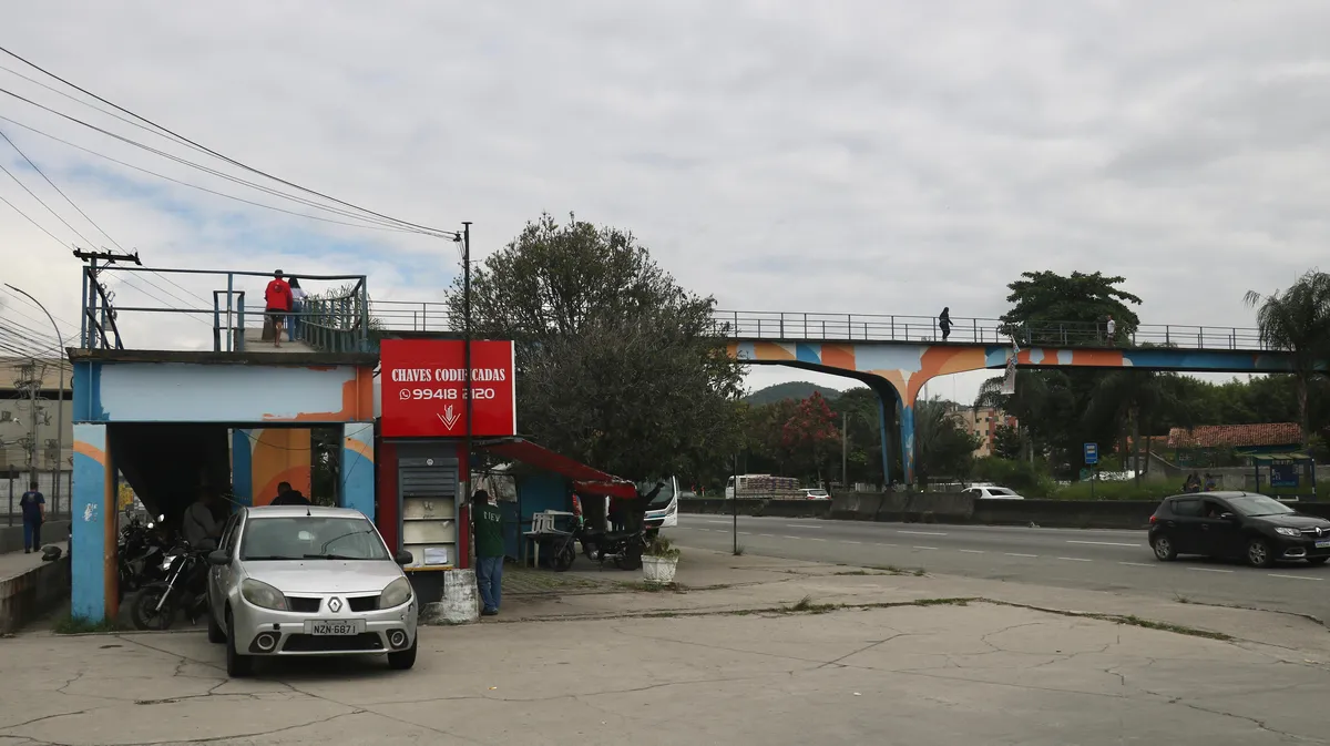 Passarela na RJ-104 foi interditada por conta de buraco