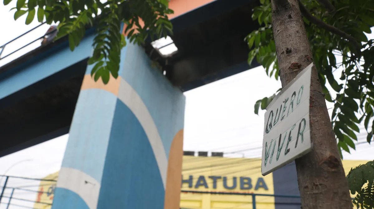 Passarela na RJ-104 foi interditada por conta de buraco