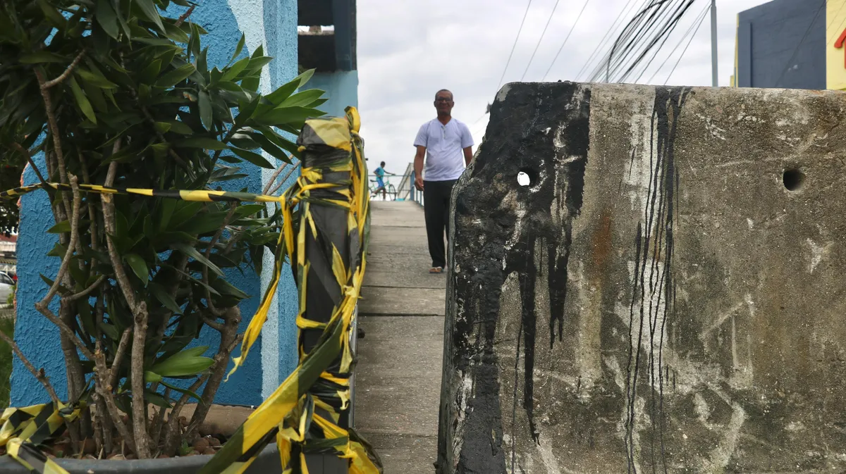 Passarela na RJ-104 foi interditada por conta de buraco