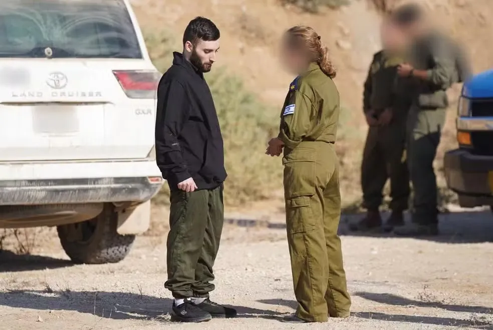Refém libertado Matan Angrest com representantes das Forças de Defesa de Israel