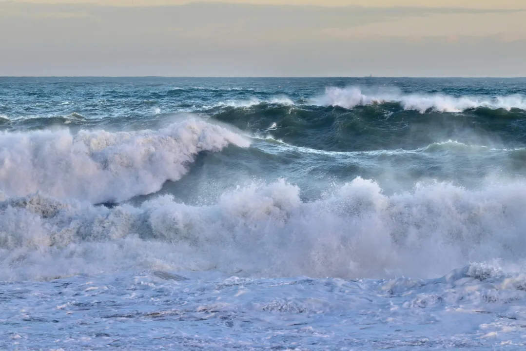 Ressaca no mar de Itacoatiara, em Niterói