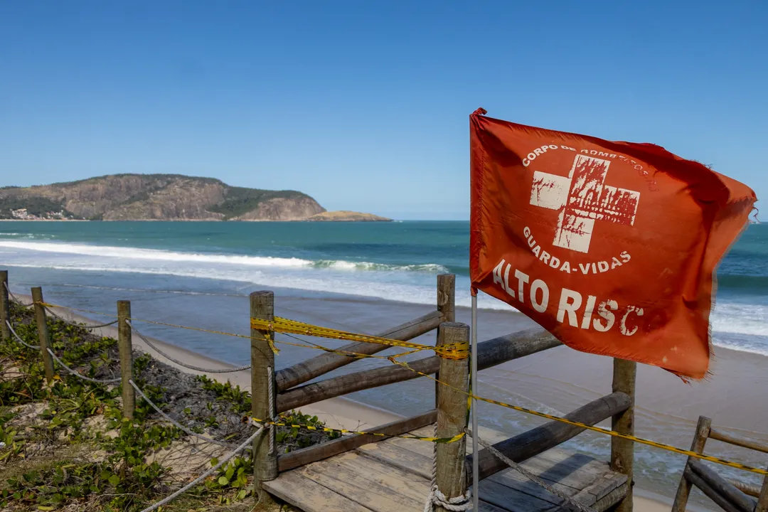 Acesso às escadas foram interditados pela Defesa Civil