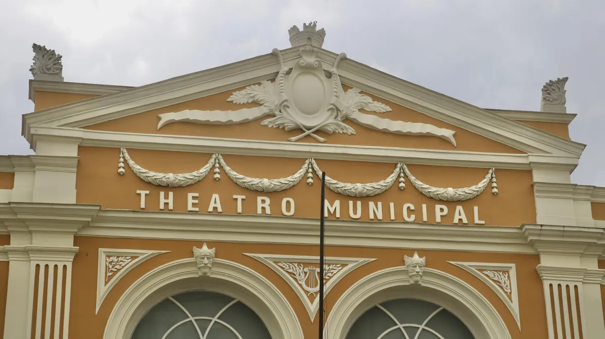 Prédio com arquitetura imponente se destaca pelo clima sofisticado