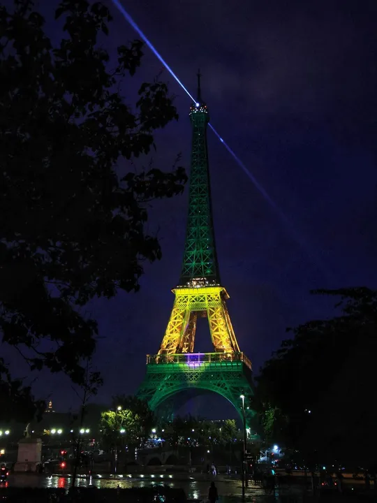 Monumento foi iluminado nas cores verde, amarela e azul