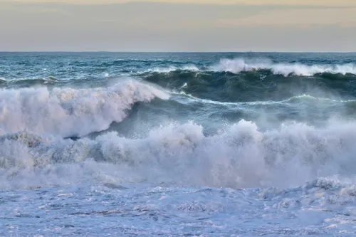 O mar está perigoso e o risco de acidentes é alto