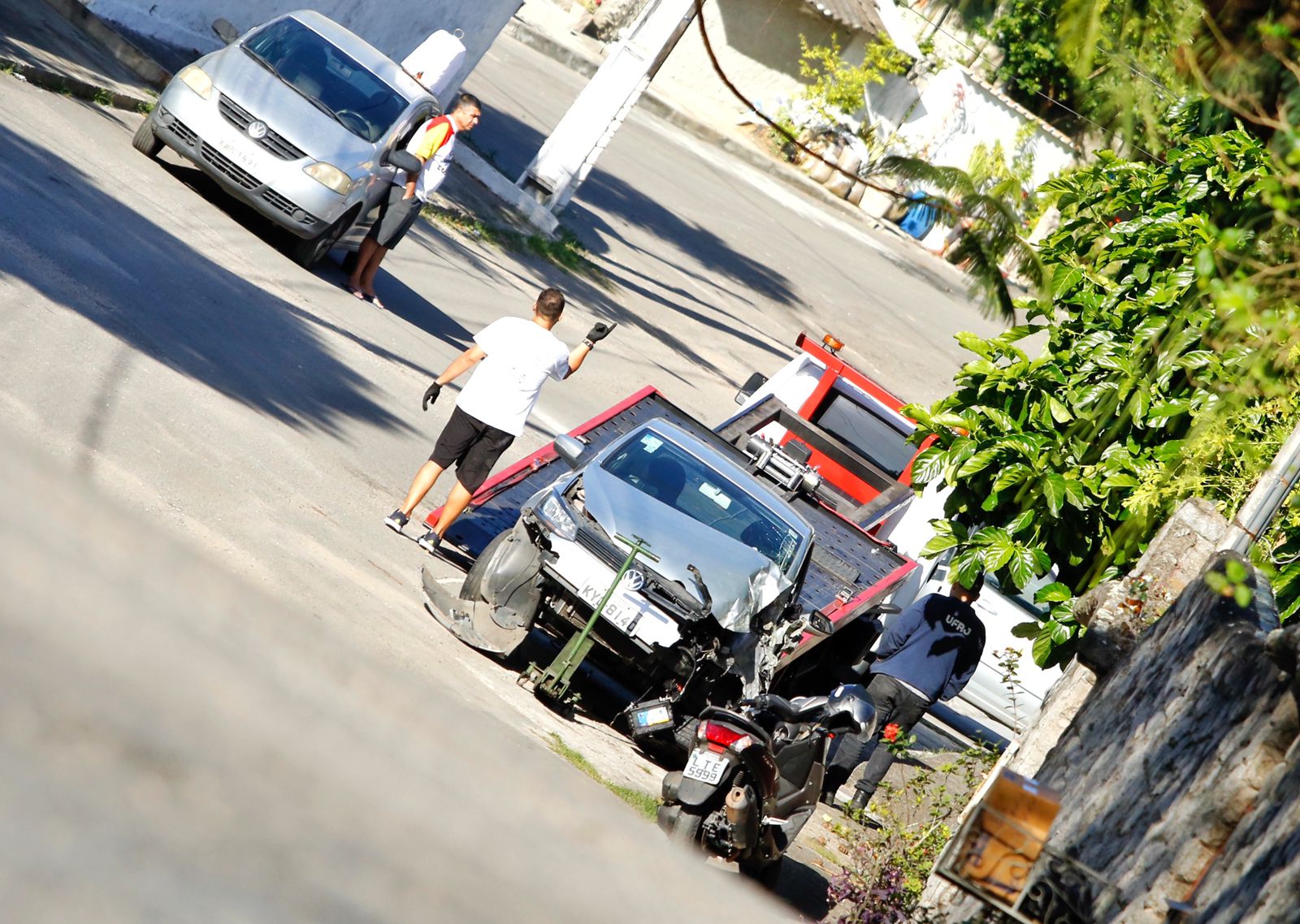 Veículo ficou com a dianteira destruída