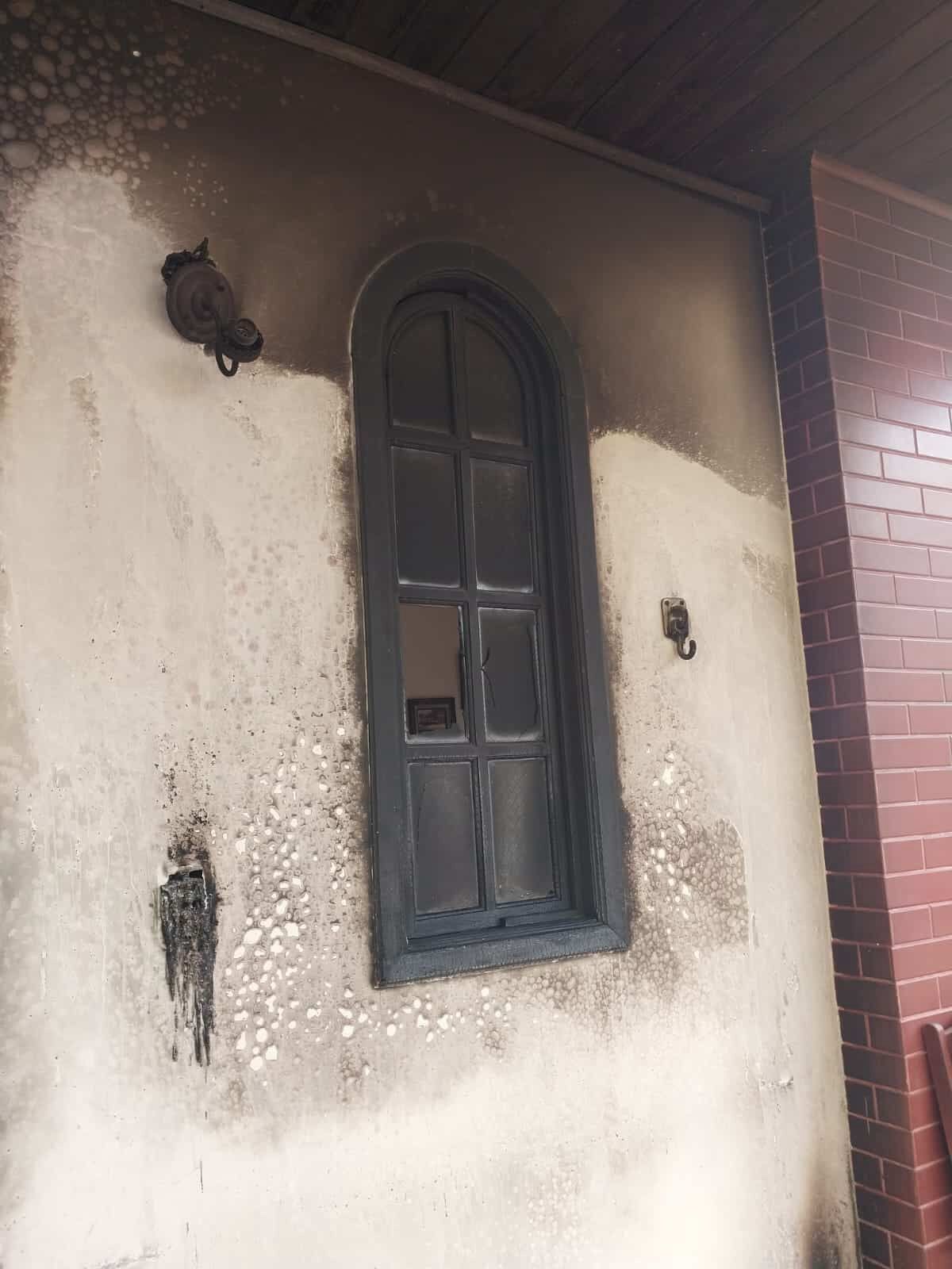Janelas foram atingidas pelas chamas