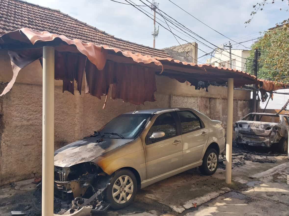 Os dois carros da tia ficaram destruídos