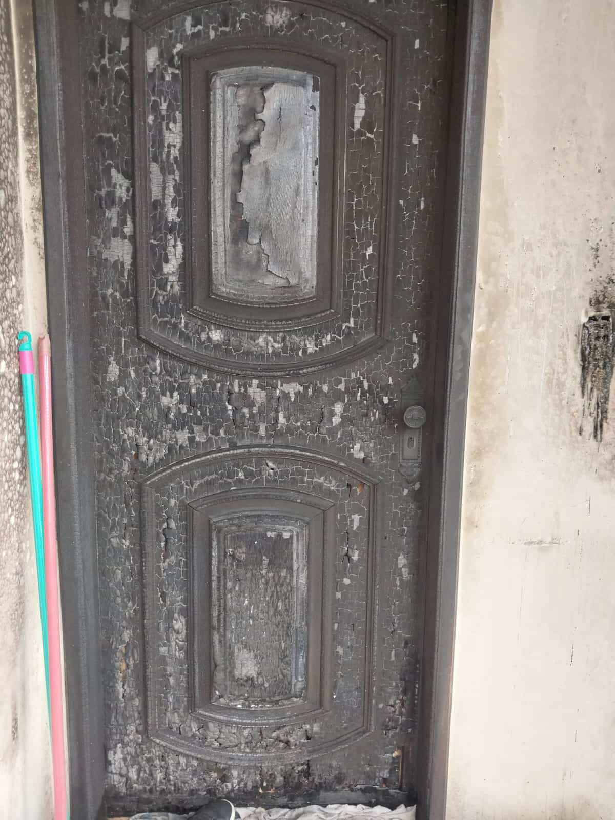 A porta da casa foi consumida pelas chamas. Por pouco, a residência não pegou fogo