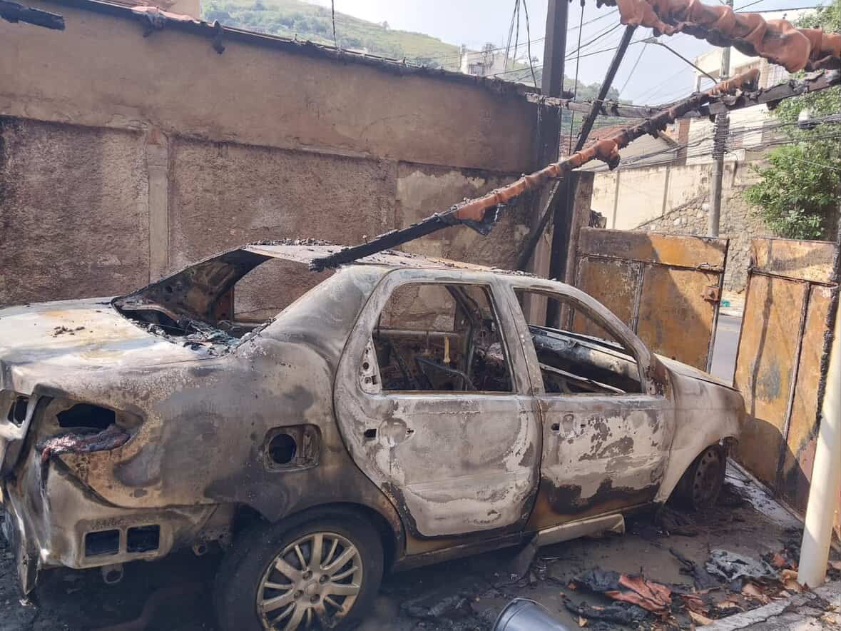 Os dois carros da tia ficaram destruídos