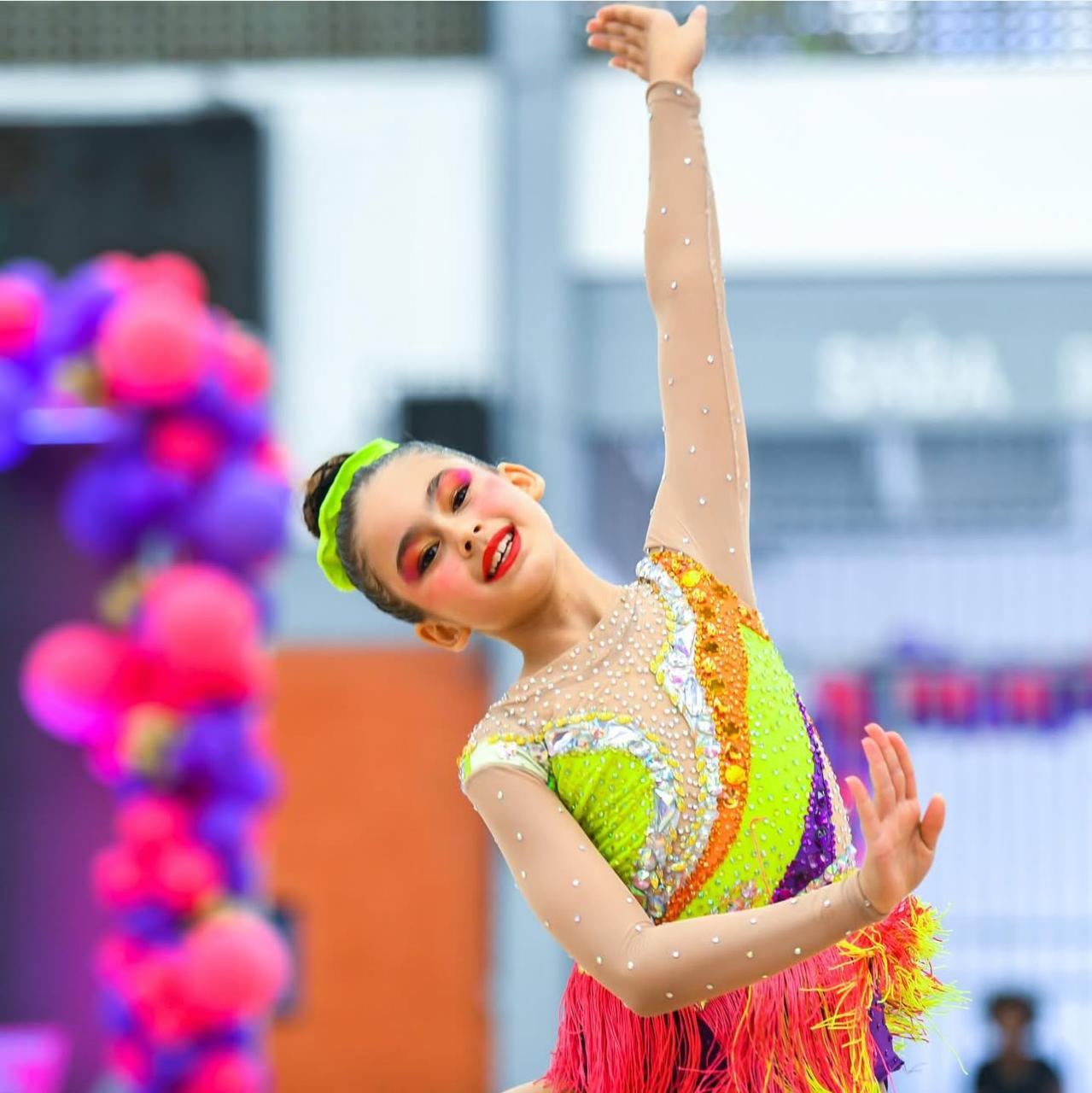 Na foto, Sophia Barabani se apresentando