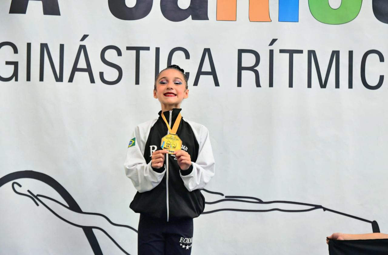 Layla recebendo Ouro em Ginástica Rítmica