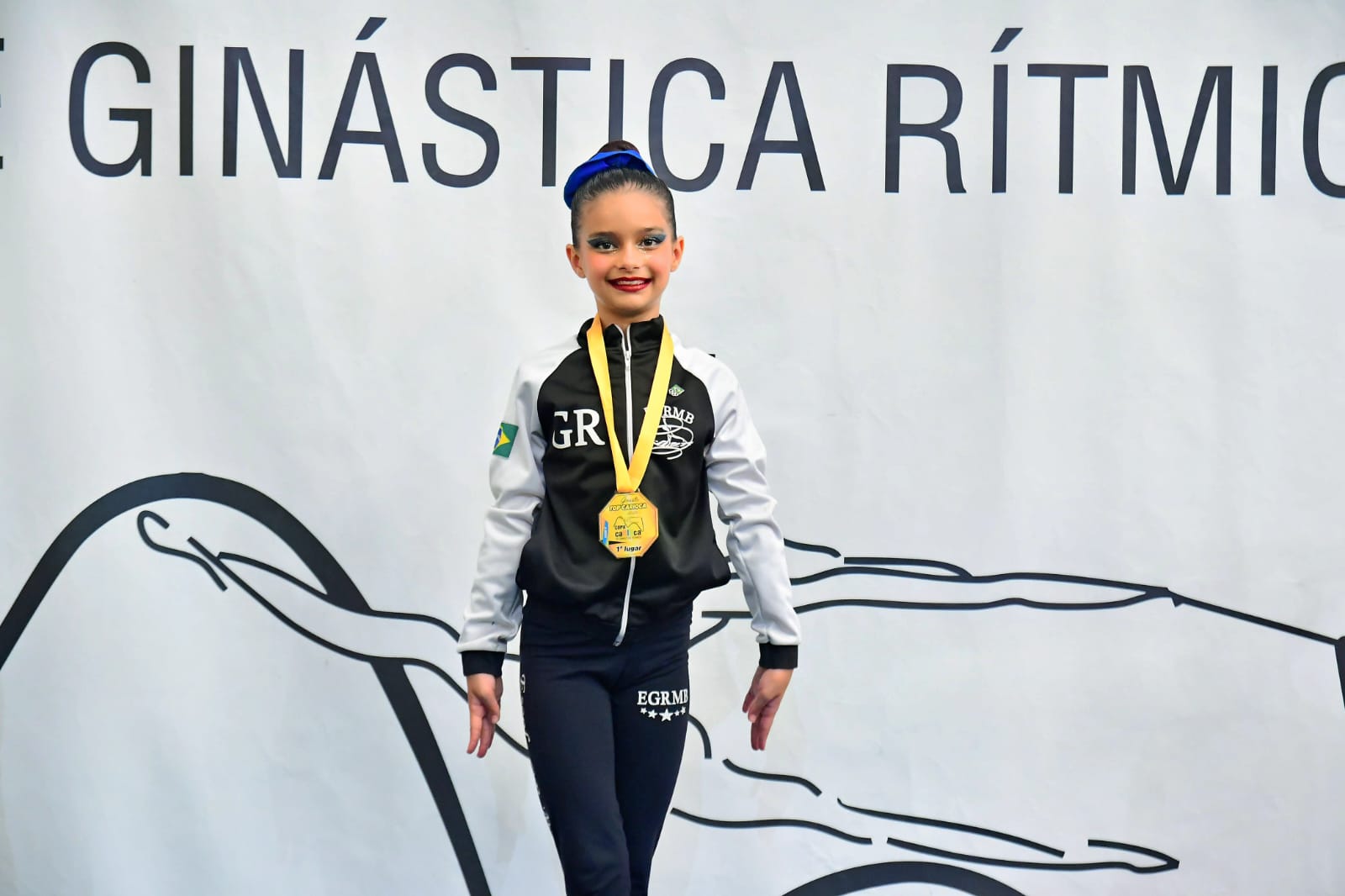 Thaís recebendo Ouro em Ginástica Rítmica