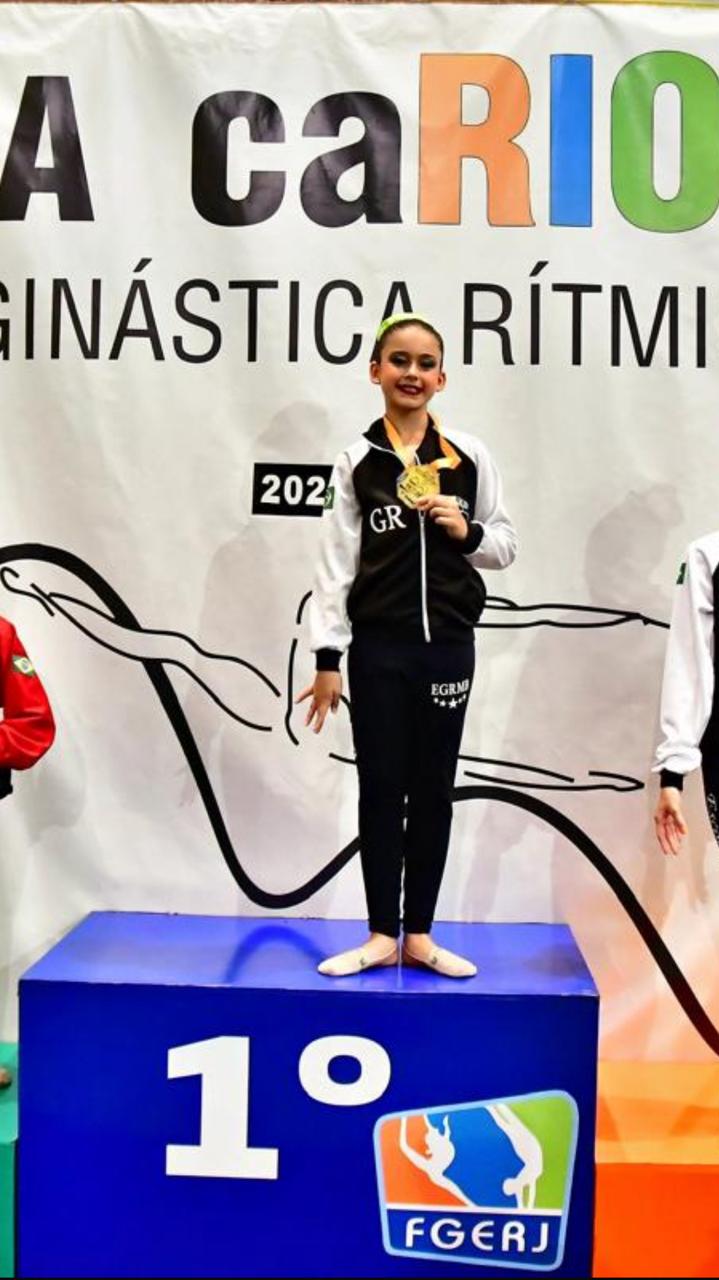 Sophia recebendo Ouro em Ginástica Rítmica
