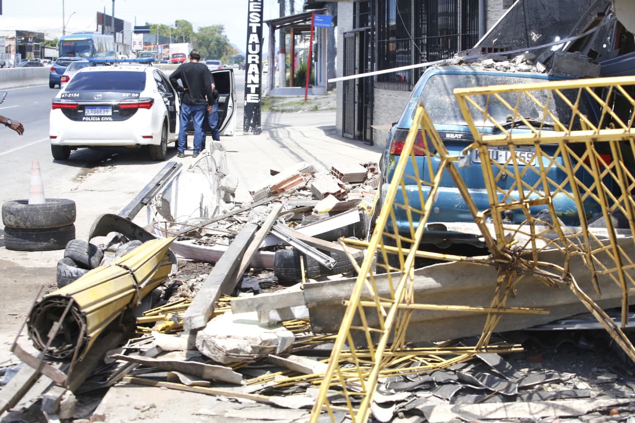 Motorista da carreta teria perdido a direção, quando subiu a calçada e arrastou veículos estacionados