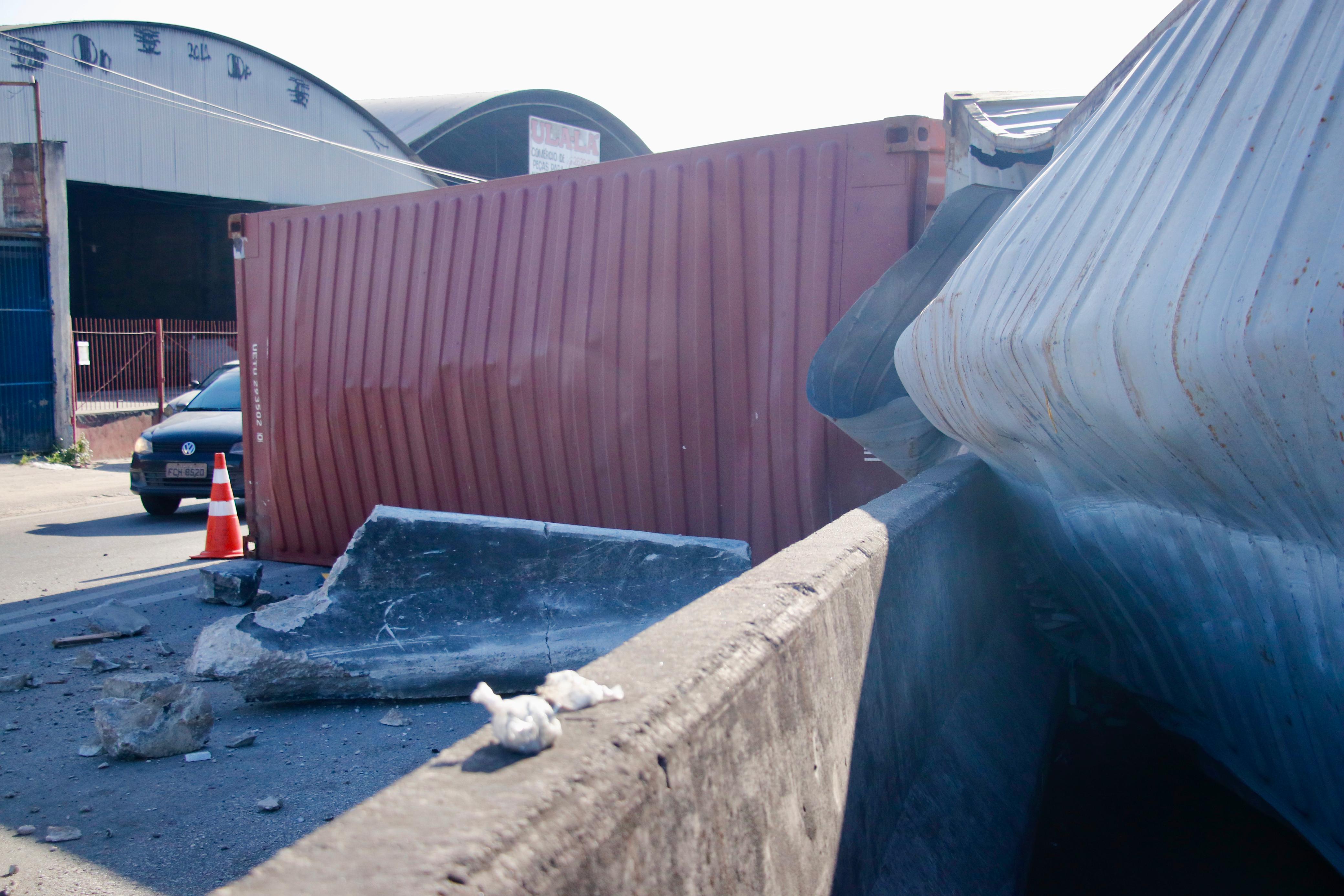 Carreta fica virada ao contrário após tombar em Itaboraí; veja fotos