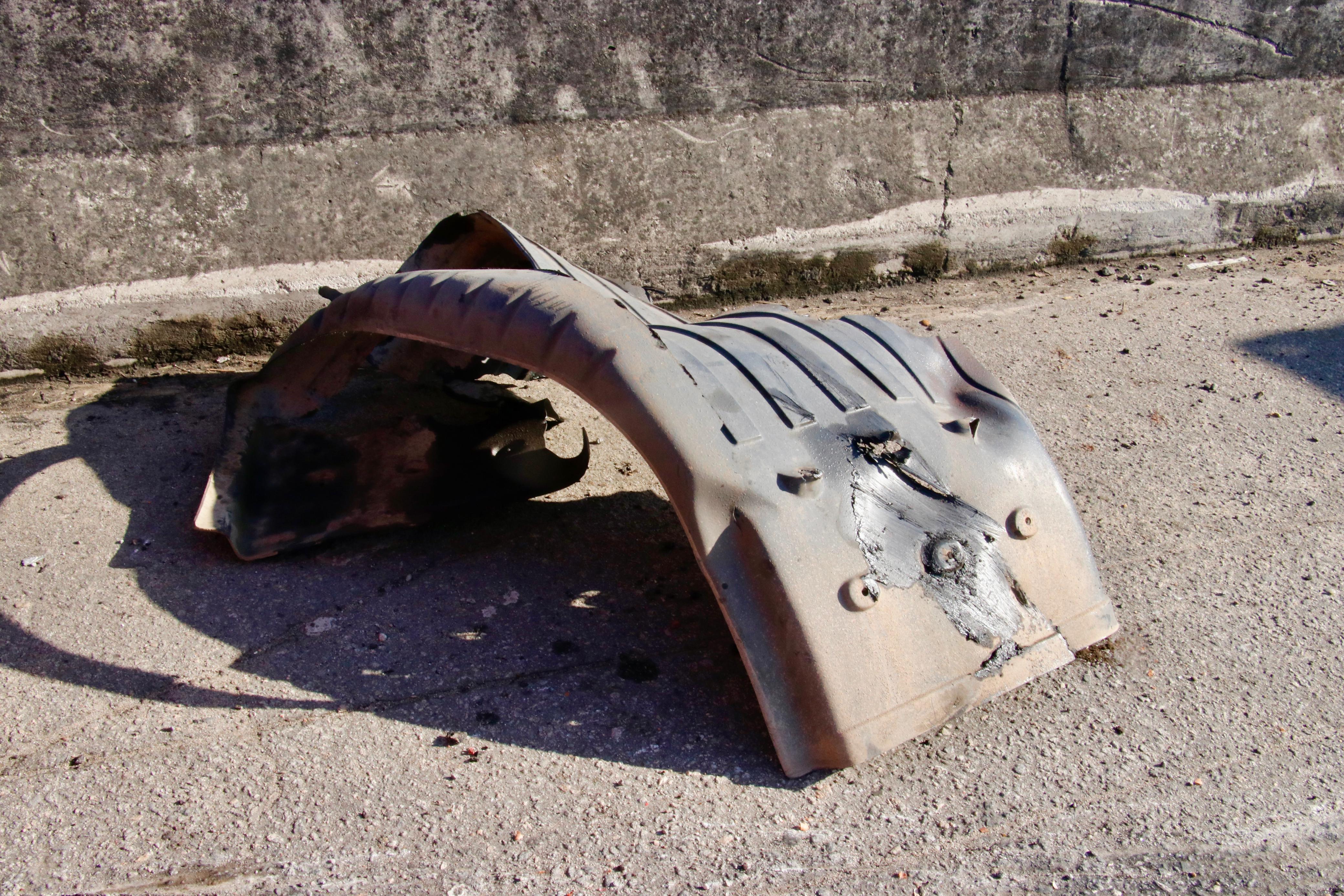 Carreta fica virada ao contrário após tombar em Itaboraí; veja fotos