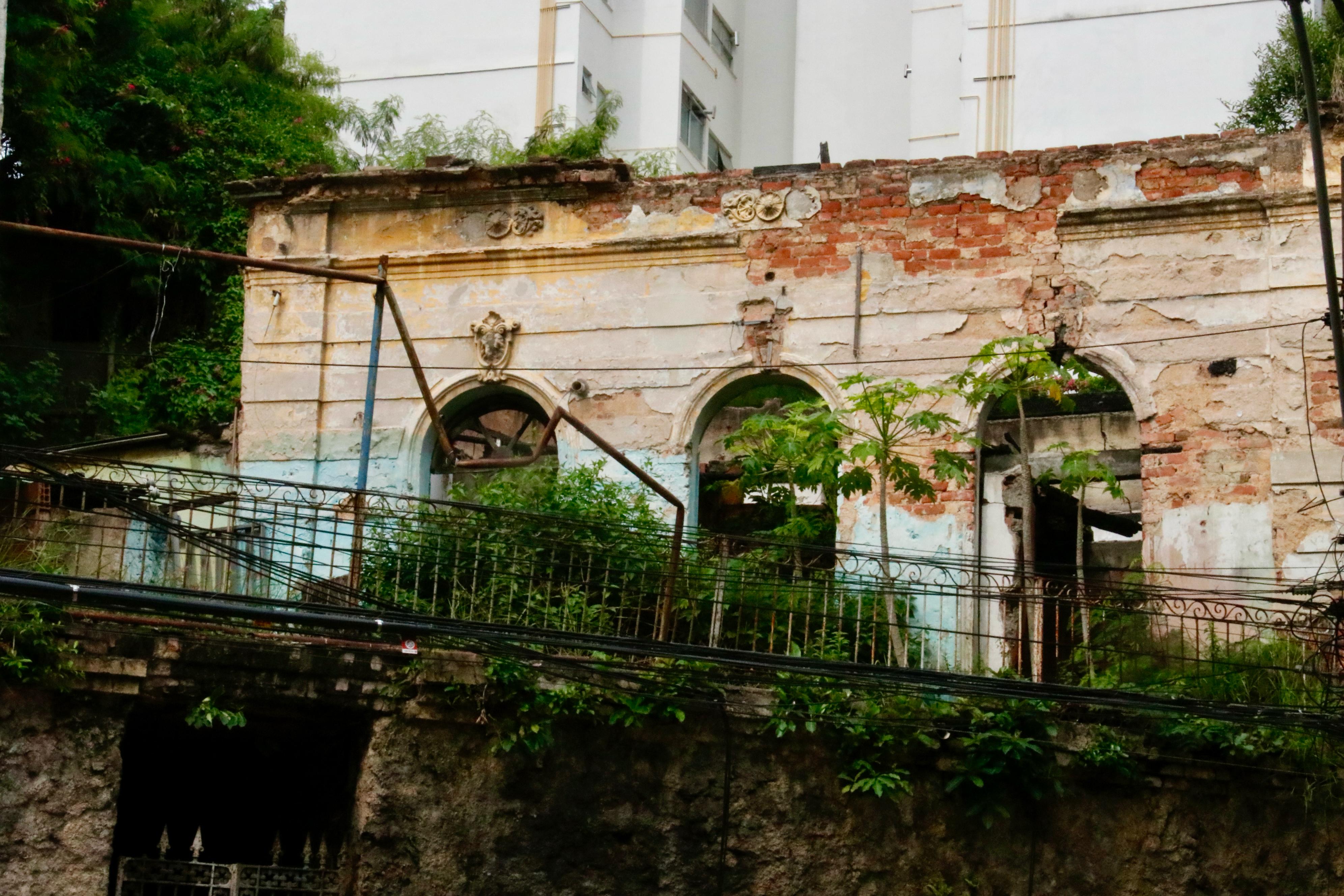 Imóvel exposto ao risco de desabamento e degradação