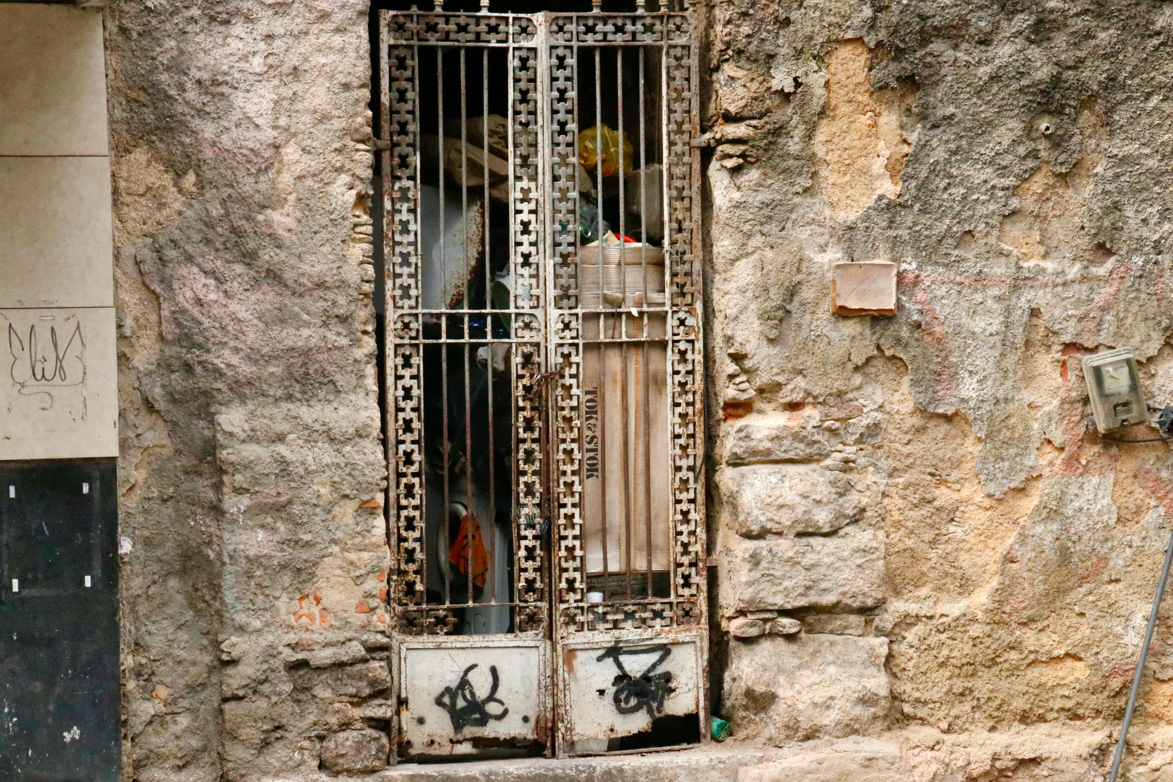 Imóvel exposto ao risco de desabamento e degradação