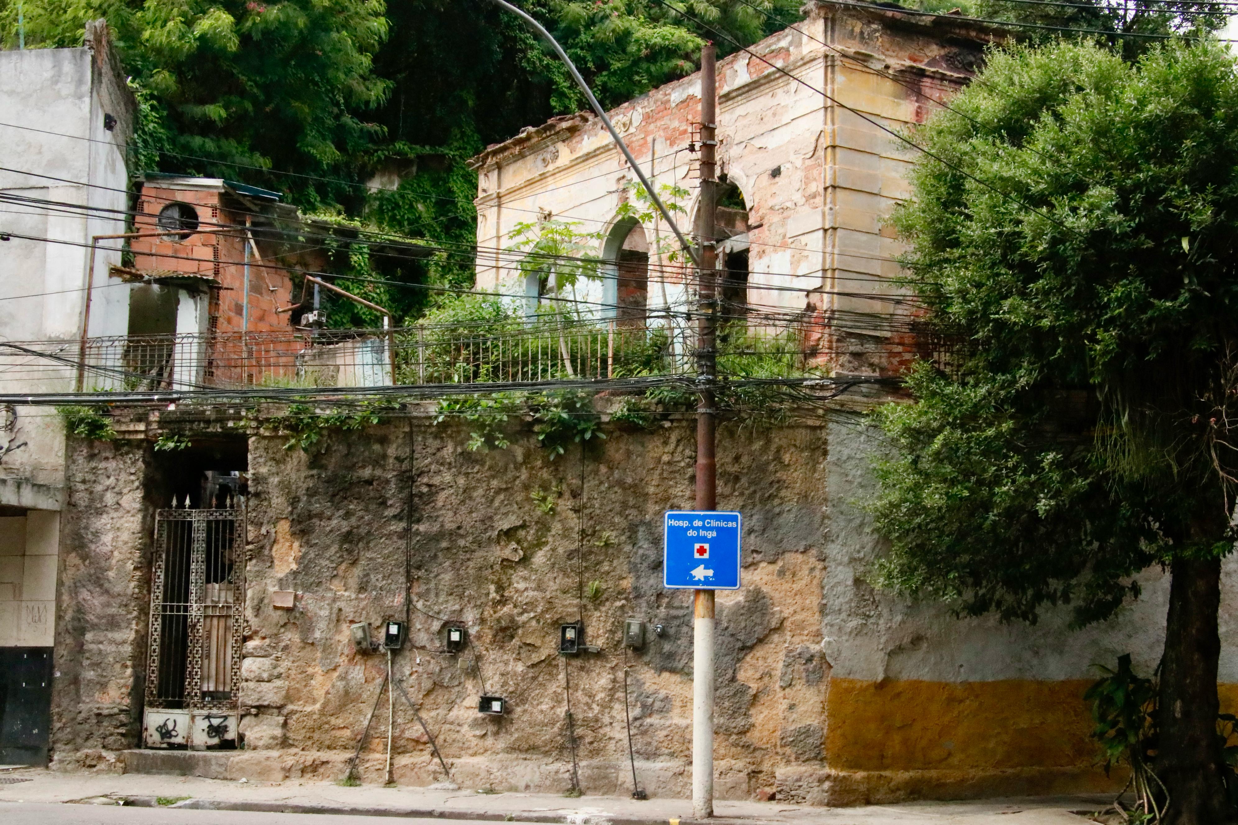 Imóvel exposto ao risco de desabamento e degradação