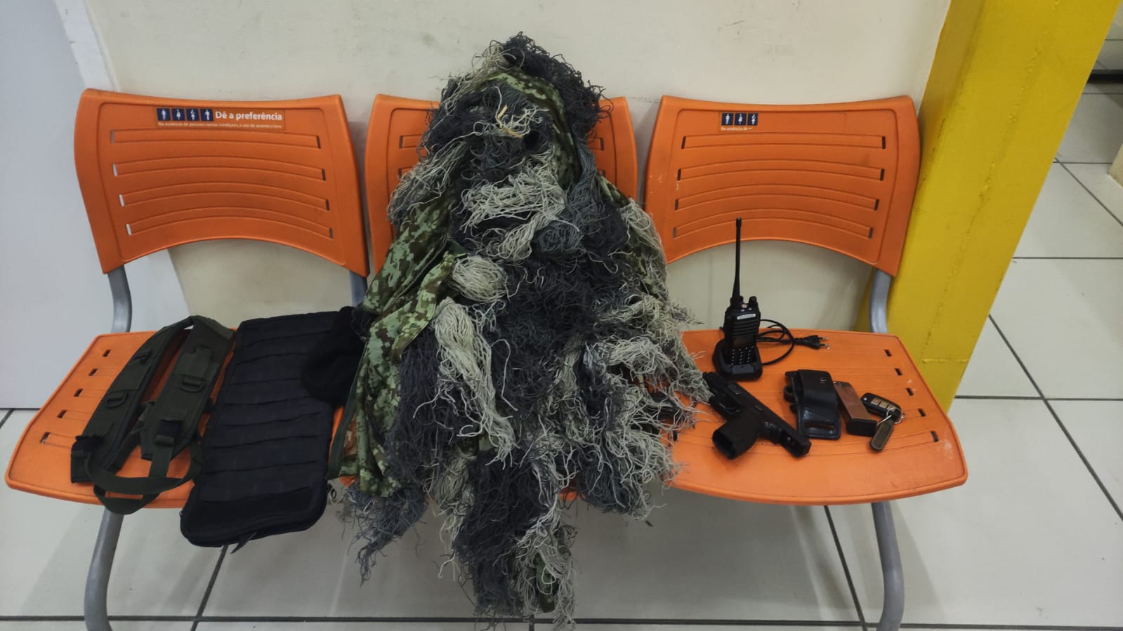 Roupa camuflada, arma e outros materiais que estavam com o traficante